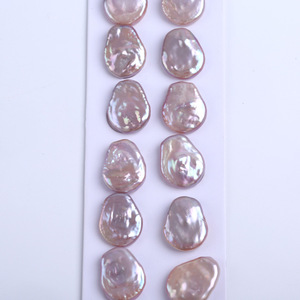 Source en gros de perles d'eau douce naturelles baroques de 15 à 17 mm en forme de toilettes, perles en vrac associées à des perles naturelles roses et violettes - Product Image 2