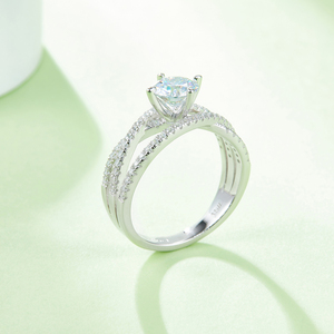 แหวนเพชรทรงกลม 1 กะรัต สี D สร้างในห้องปฏิบัติการ ยี่ห้อ J&C Luxury ตัวเรือนเงินแท้ S925 เครื่องประดับชั้นดีสำหรับผู้หญิง ของขวัญวันครบรอบ - Product Image 2