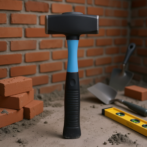 Marteau de maçon Fervi 24 oz avec tête en acier et manche en caoutchouc pour travaux de maçonnerie - Product Image 3