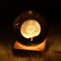 Cadeau d'anniversaire musical écologique populaire, boule de cristal en verre gravée en 3D avec base en bois, lampe de nuit LED pour enfants