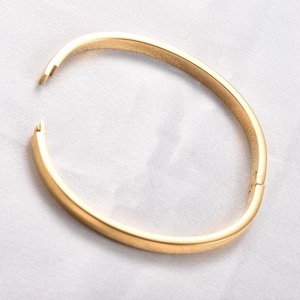 Bracelet manchette ouvert classique en acier inoxydable plaqué or 18 carats, lisse et simple, pour femme - Product Image 3