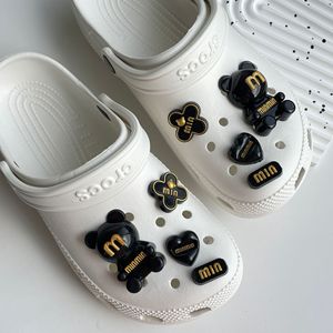 Accessoires de <span class=keywords><strong>d</strong></span>écoration pour chaussures : Boucles <span class=keywords><strong>d</strong></span>écoratives en forme de fleur pour chaussures en EVA, motif <span class=keywords><strong>ours</strong></span> noir et <span class=keywords><strong>or</strong></span> de dessin animé mignon, à trous amovibles, pour DIY - Product Image 2