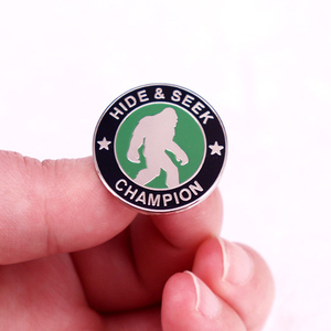 2025 thời trang kim loại thủ công huy hiệu tùy chỉnh mềm men chân thiên nhiên động vật lông BigFoot sasquatch đi bộ ve áo Pin cho ba lô - Product Image 2