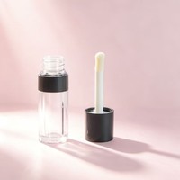 Tube de brillant à lèvres rond personnalisé en usine, avec grand applicateur, emballage vide en plastique pour gloss, logo personnalisé, conteneur de maquillage anti-fuite
