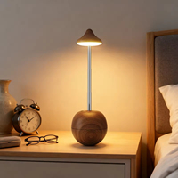 Lampe de bureau LED moderne en métal PP, design élégant, rechargeable par USB, RGB, hauteur réglable, télécommande, lumière d'ambiance protectrice pour les yeux