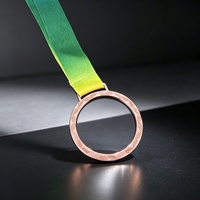 ZP Maßgefertigte 70mm Hohle Metallmedaille Blanko Sportmedaille mit Farbverlauf-Band und Graviertem Blattmuster für Wettkampf-Souvenirs