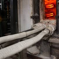 Tubo de fibra de vidrio trenzado de alta sílice para protección contra calor extremo, continuo hasta 1000°C, con certificación ROHS y CE, para fabricación de cubiertas de tuberías de vidrio.