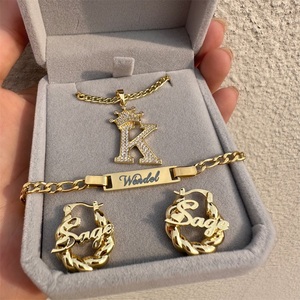 Lateefah OEM personalizzato Mini neonate orecchino a cerchio nome braccialetto nome personalizzato Set di gioielli - Product Image 4