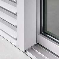 Kit de véranda de luxe moderne blanc série E avec pergola intégrée, portes coulissantes en verre, volets latéraux manuels à revêtement poudré pour l'intimité