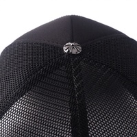 Gorra Trucker de 5 Paneles Personalizable con Diseño de Diamantes en Forma de Cruz y Malla Negra