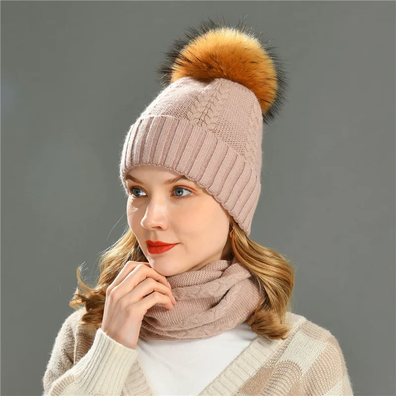 Vente en gros de bonnets tricotés en laine de cachemire de haute qualité avec pompon en vraie fourrure pour femmes, bonnet d'hiver, chapeaux, écharpe, ensemble chaud