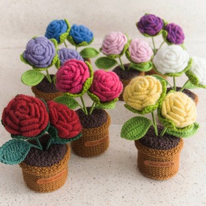 Planta artificial de rosas simuladas en maceta, regalo de flor artificial tejida a mano, ramo de ganchillo de hilo, planta en maceta terminada - Product Image 1