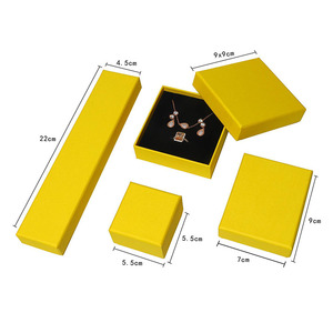 Caja de Joyería Simple de Cartón Rojo para Aretes, Pulseras, Collares, Anillos y Colgantes con Tapa - Product Image 3