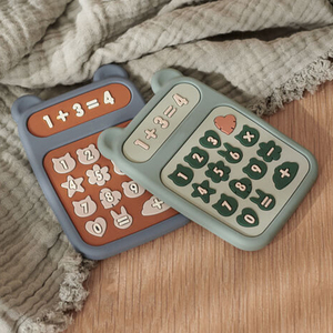 Calcolatore massaggiagengive in Silicone morbido personalizzato giocattolo per bambini da masticare per neonati lenitivo per dentizione anello a catena sonaglio - Product Image 4