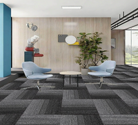 Dalles de moquette modulaires antistatiques en polypropylène modernes, fabriquées en usine, avec support en EVA et tissu non tissé pour usage commercial