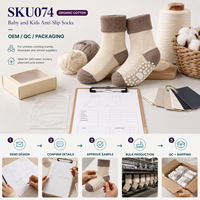 Chaussettes antidérapantes en coton biologique pour bébés et enfants, pour les kits de crèche et les programmes scolaires, avec options de tailles.