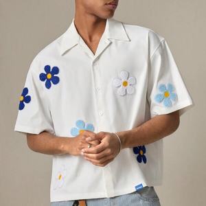 Camisa de chifón de manga corta para hombre, estilo streetwear, casual, de corte holgado, con logo personalizado y aplique de parche flocado. - Product Image 1