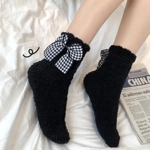 Bajo MOQ Invierno Bowknot Grueso <span class=keywords><strong>Dormir</strong></span> Cama Calcetines Microfibra Coral Fleece Fuzzy Home Mujeres Calcetines esponjosos - Product Image 2