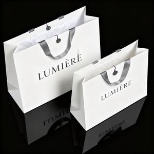 Sac en papier de luxe gris avec logo personnalisé imprimé, idéal pour l'emballage de vêtements, rubans perlés et boutiques - Product Image 3