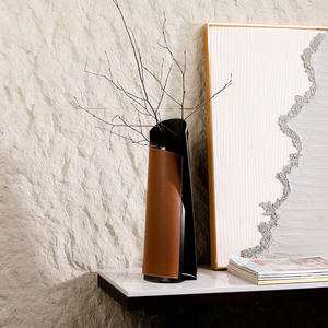 थोक सामान लक्जरी सजावट बेज चमड़े लोहे के कोणीय स्टील चमड़े के घर सजावट आइटम vase - Product Image 1