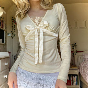 เสื้อท็อปผู้หญิงสไตล์ยุโรปอเมริกัน คอวี แต่งลูกไม้ โบว์ แขนยาว ทรงเข้ารูป ดีไซน์สองชั้น ดูเป็นเสื้อยืดสองชั้น - Product Image 2