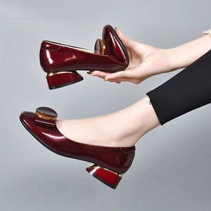 2024 estate scarpe basse da donna moda nuova sogliola morbida traspirante Retro tacco spesso fibbia in metallo grandi scarpe singole da donna - Product Image 4