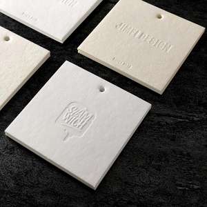 Étiquette suspendue en papier blanc de luxe avec logo en relief et en creux pour vêtements, logo personnalisé - Product Image 2