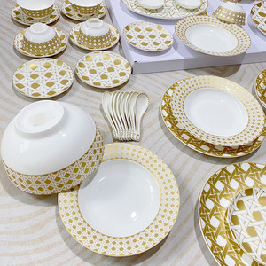 Vente en gros de style européen 41 pièces ensembles de table en porcelaine assiettes à dessert en céramique à carreaux dorés de luxe en porcelaine motif végétal - Product Image 5