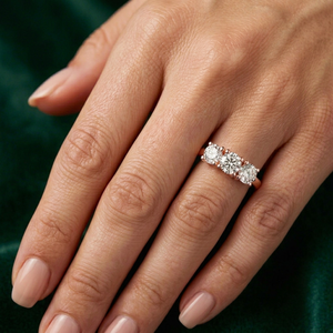 Anillo de lujo con tres diamantes cultivados en laboratorio, anillo ancho con diamantes brillantes redondos en pavé, elegante anillo de uso diario para mujer. - Product Image 1