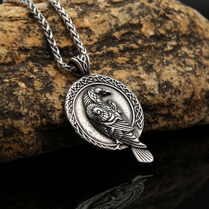 Collar de Acero Inoxidable de Moda Transfronteriza con Colgante de Cuervo Celta, de Acero de Titanio, Tendencia Versátil para Hombres, Mujeres y Niños - Product Image 2