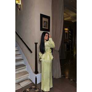 Ensemble 2 pièces en satin de luxe orné de roses jaunes pour femmes, coupe courte, style club et décontracté, coupe ajustée avec décoration logo - Product Image 3