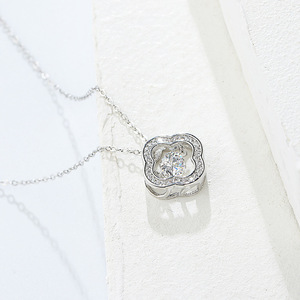Collana con Ciondolo a Quadrifoglio in Argento Sterling S925, Catena Intrecciata con Cuore Pulsante Incastonato di Zirconi, Regalo per Donne - Product Image 4