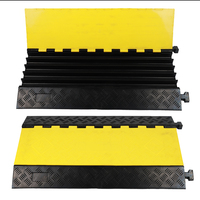 Protecteur de câble électrique à 5 canaux avec gaine jaune OEM avec rampes de bordure en caoutchouc Couvre-câble de sol en PVC Matériau du couvercle de base