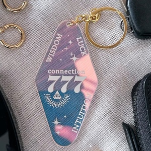 Số học số thiên thần Keychain kết nối 777 Holographic óng ánh motel khách sạn Acrylic Móc chìa khóa quyến rũ móc khóa tùy chỉnh - Product Image 2