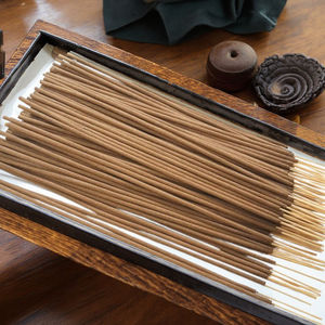 Varilla de incienso de fragancia Oud rica y auténtica Varillas de incienso de madera de agar orgánica Aroma rico y amaderado - Product Image 1