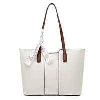 Sac fourre-tout portable en cuir PU souple de couleur unie avec fermeture éclair et pendentif ours mignon pour femmes, idéal pour l'été, l'usage quotidien et les voyages