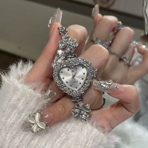 Elegante Reloj de Mujer con Cristal en Forma de Corazón, Estilo Lujoso, Accesorio de Pulsera de Cuarzo - Product Image 4
