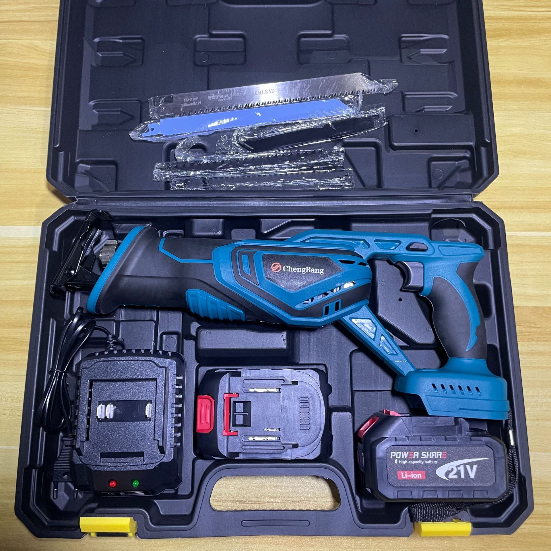 Avec 2 batteries + 6 lames de scie