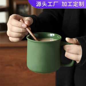 Mug en céramique émaillée personnalisé vert mat avec logo imprimable – Cadeau d'entreprise transfrontalier - Product Image 3