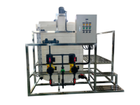 Präzise halbautomatische Chemikaliendosiermaschine mit PE-Fass und Dosierpumpe für die Wasseraufbereitung in Schwimmbädern und Spas.