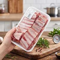 Biologisch afbreekbare verpakkingen van suikerrietbagasse voor marktkramen: vis, vlees, fruit, en vleesbakjes.