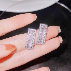 Orecchini a lobo Tiffany & Co. con diamanti, in oro bianco, taglio baguette, incastonatura a canale, gioielli di lusso da donna per matrimonio - Product Image 4