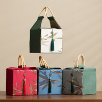Sac cadeau de luxe en satin brodé de bambou avec poignée et pompon pour l'emballage de cadeaux du Ramadan et du Nouvel An chinois