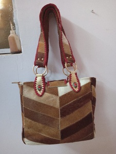Bolso de Mano de Cuero Genuino para Mujer, Color Marrón, Hecho a Mano, con Forro de Algodón Suave, Cierre de Cremallera Resistente y Detalle de Pluma - Product Image 1