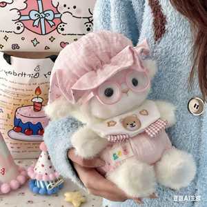 Peluche di agnello Kawaii, morbido agnello in sherpa con cappellino e bavaglino, grazioso agnello di peluche soffice, ideale come regalo, vendita all'ingrosso. - Product Image 3