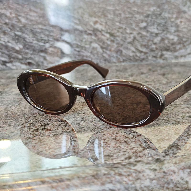 ชัดเจนสีน้ำตาล