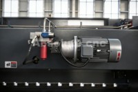 Presse plieuse hydraulique CNC entièrement automatique de haute précision pour le pliage de tôles en acier inoxydable, usage industriel intensif