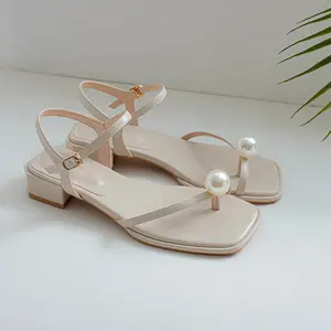 Hochwertige französische Sandalen Damen dicke Absätze Perle Low Heel Open Toe Schuhe mit allen Riemen Casual Fashion Schuhe