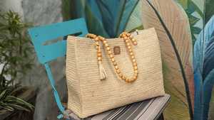 Sac fourre-tout en toile de style bohème tissé à la main et coloré pour femmes avec fermeture à cordon, décoration à franges et doublure en raphia - Product Image 4