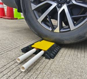 ヘビーデューティ屋外2チャンネルホースブリッジケーブルプロテクターPVCラバーロードケーブルトレイローランプ保護ランプカバー付き - Product Image 1